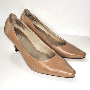 Life Stride, Tan Pumps, Size 8